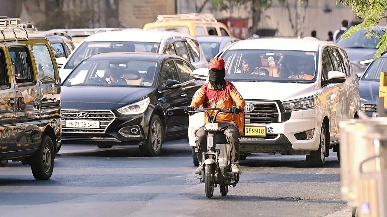 A delivery rider in Mahalaxmi is seen entirely covered to protect against the sun, a visual testament to how scorching the afternoons have become. In 2024, Mumbai recorded more than ten heatwave days—up from just one or two per year a decade ago.