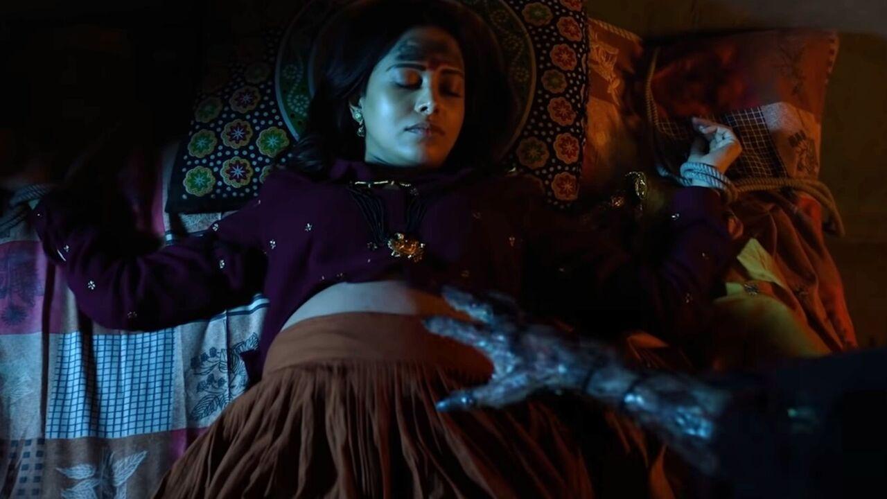 Chhorii (2021)
This movie presents the evils of society in horror form as a heavily pregnant Sakshi reaches at her husband's hometown to deliver her child. Little did she know that she will have to fight evil forces to save herself and her unborn child