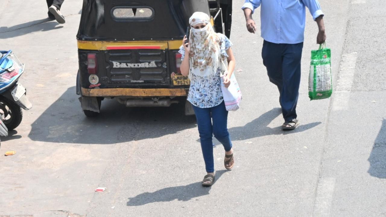 Santacruz observatory in suburban Mumbai recorded a maximum temperature of 33.7 degrees Celsius and a minimum temperature of 23.7 degrees Celsius on Saturday