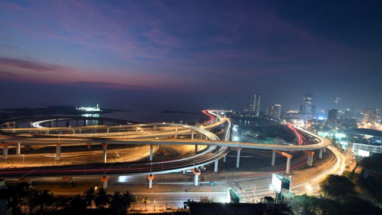 A stunning top shot of the coastal road near Worli, right opposite the iconic Haji Ali Dargah