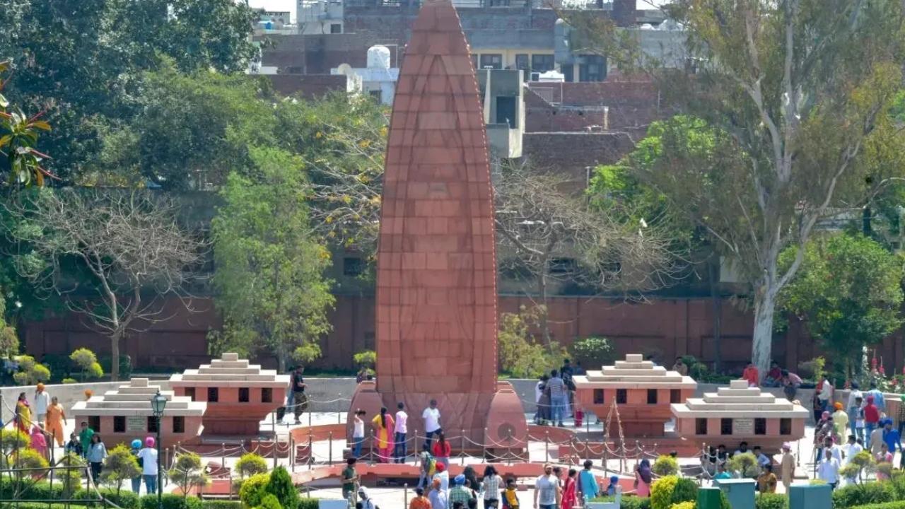 PM Modi, leaders pay tribute to Jallianwala Bagh 