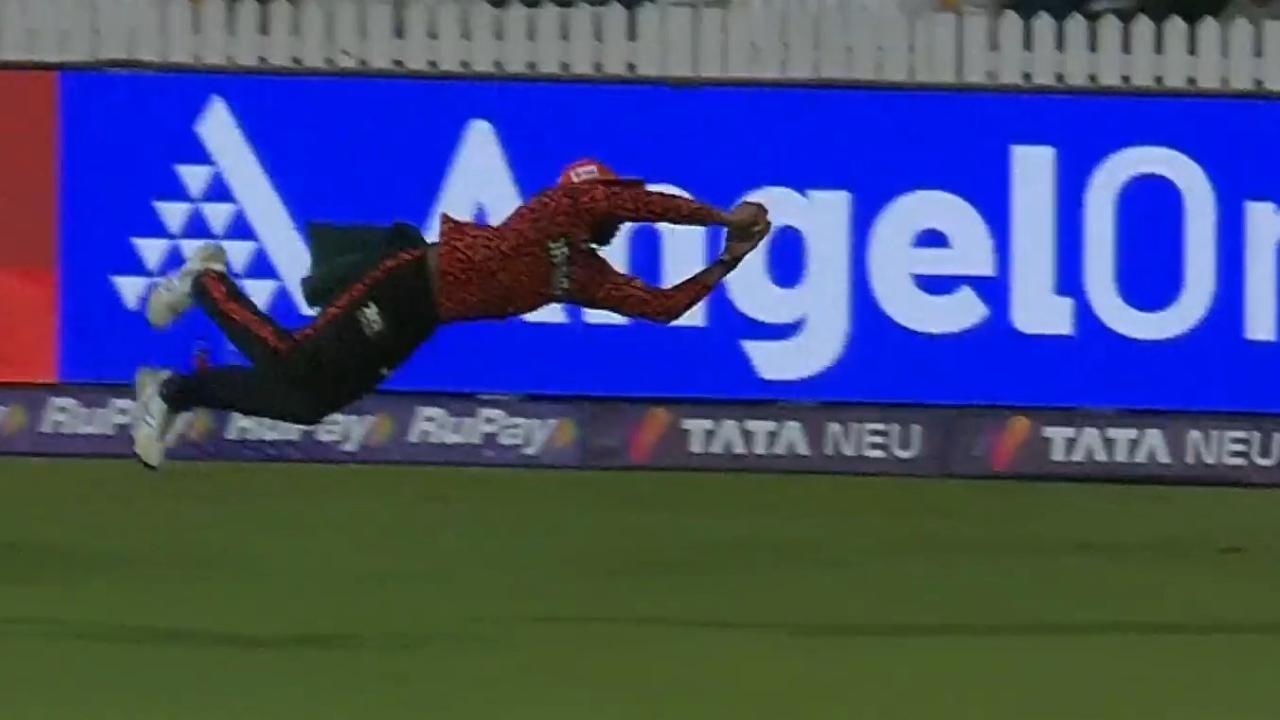 Kamindu Mendis pulls off 'catch of IPL 2025' in deep to dismiss Brevis: WATCH