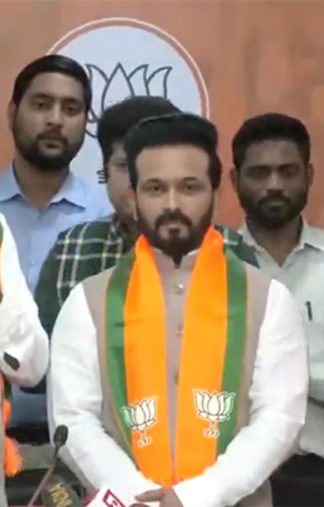 Kedar Jadhav begins political journey, joins BJP in Mumbai