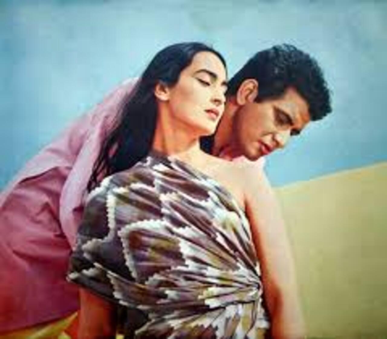 Yaadgar (1970)
Story of an honest young man Bhanu who learns that politicians, and the wealthy, are more than just cunning and deceptive. The film stars Nutan opposite Manoj Kumar
