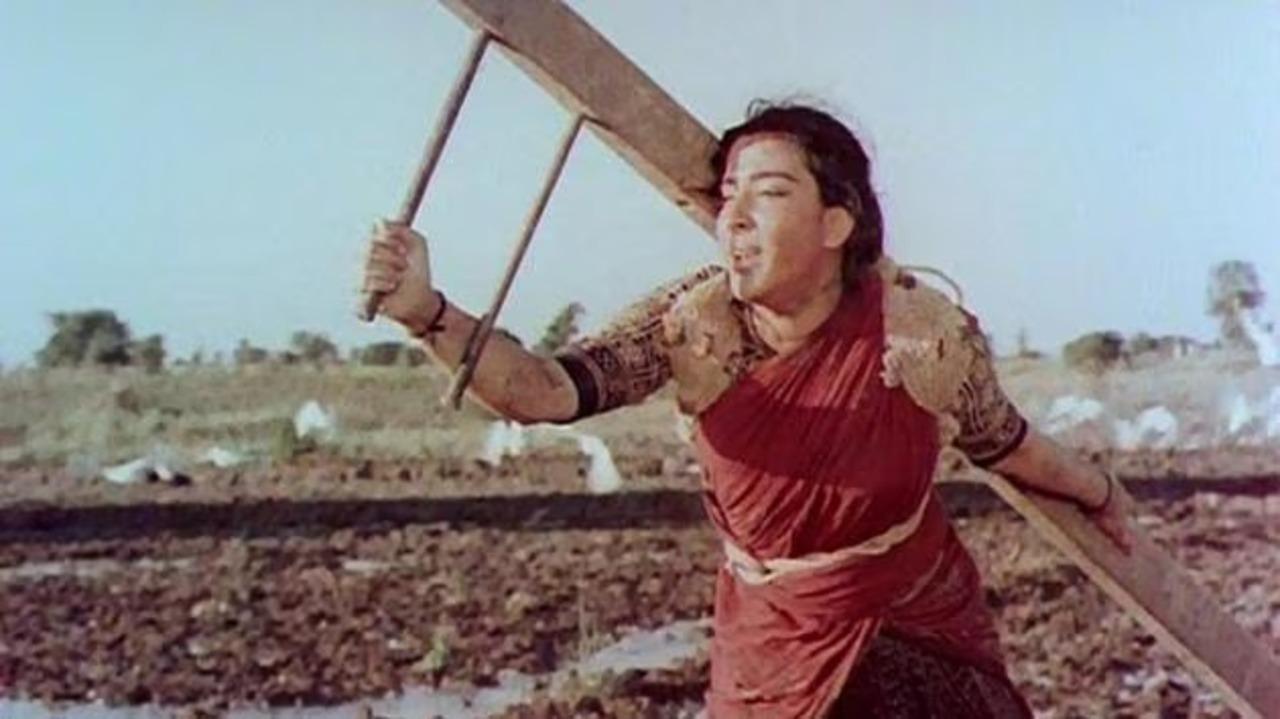 Nargis in Mother India
Nargis delivers a landmark performance as Radha, a resilient village woman who becomes the embodiment of strength, sacrifice, and moral integrity. Despite being only 26 years old at the time, Nargis convincingly portrays Radha across several decades—from a young bride to an aged matriarch—capturing the emotional and physical toll of her character’s journey