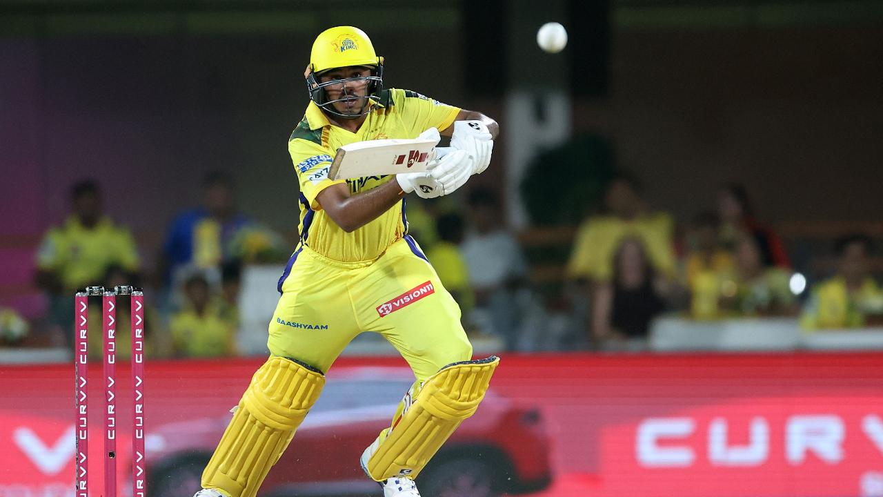 CSK’s innings got off to the worst possible start as Shaik Rasheed was dismissed for a golden duck on the very first ball, edging a perfectly pitched delivery from Shami to Abhishek Sharma at first slip. Young Ayush Mhatre, however, launched a counter-attack with a brisk 30 off 19 balls, smashing boundaries against Shami, Cummins, and Unadkat. His aggressive approach gave CSK early momentum, but the innings faltered after his dismissal