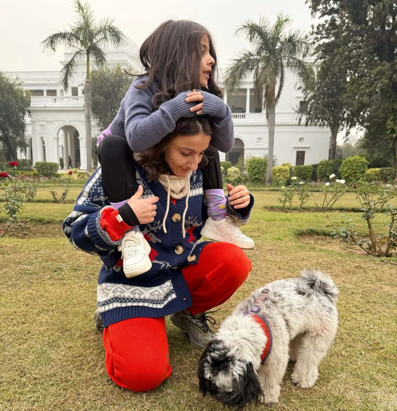 Soha Ali Khan is a hands-on mom and often shares pictures and videos of the fun activities she does with her daughter Inaaya. Soha and her husband Kunal Kemmu come across as the most adorable parents to Inaaya as they unleash their inner child when they are around their daughter