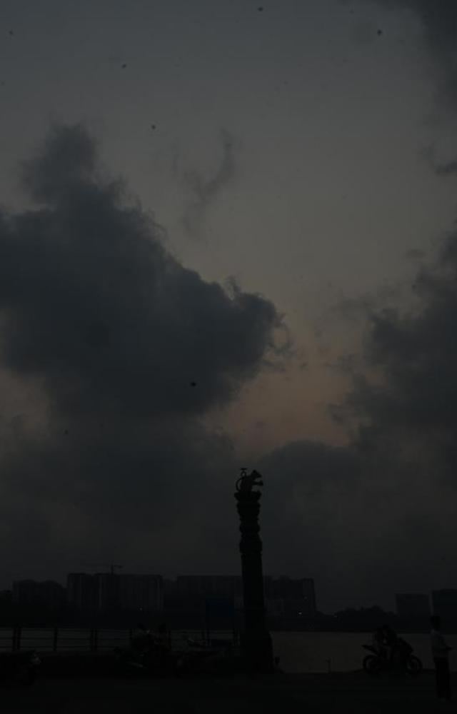 Mumbai witnesses cloudy skies, warm temperatures
