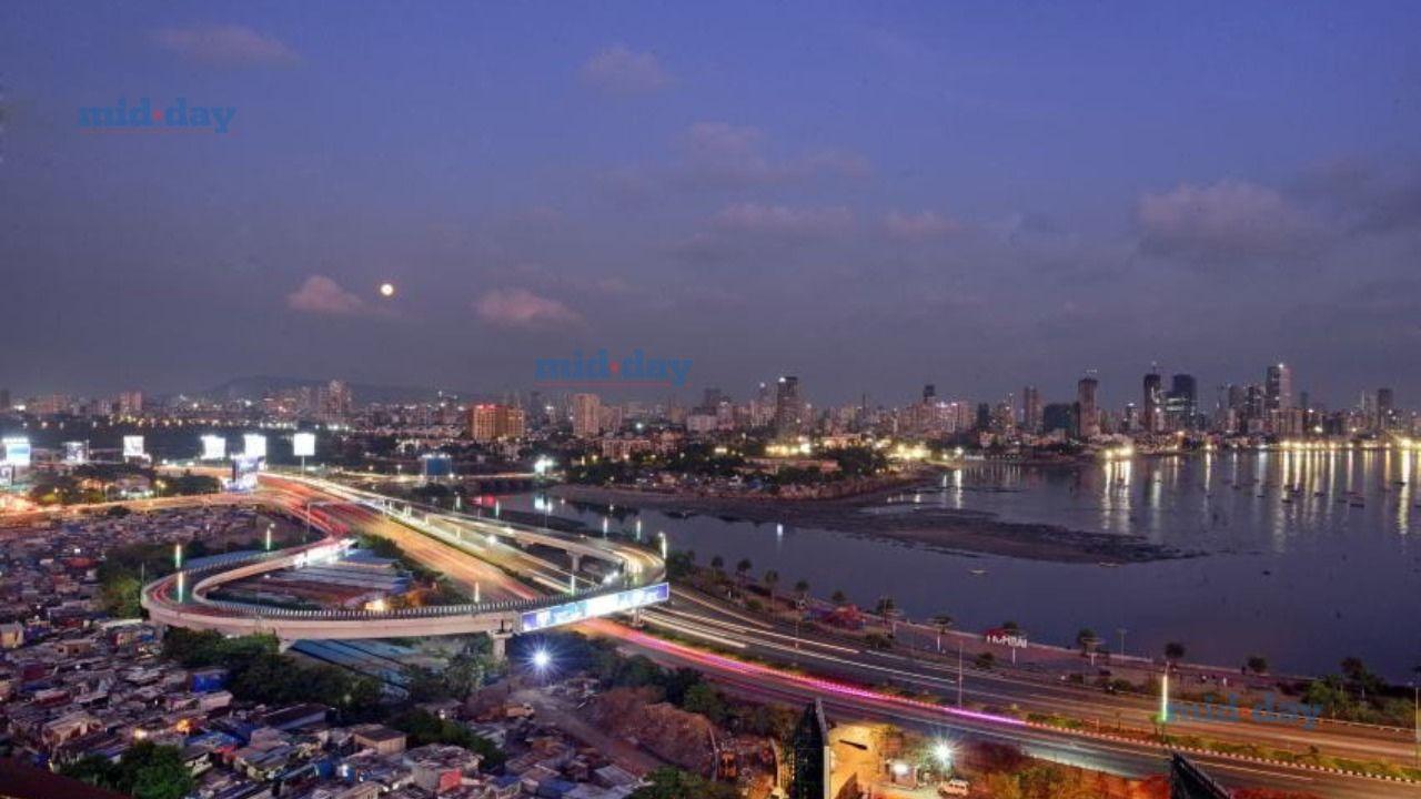 The Bandra Reclamation Flyover, bustling with heavy traffic. It connects the Western Express Highway from Bandra East to West and merges with Bandra-Worli Sea Link
