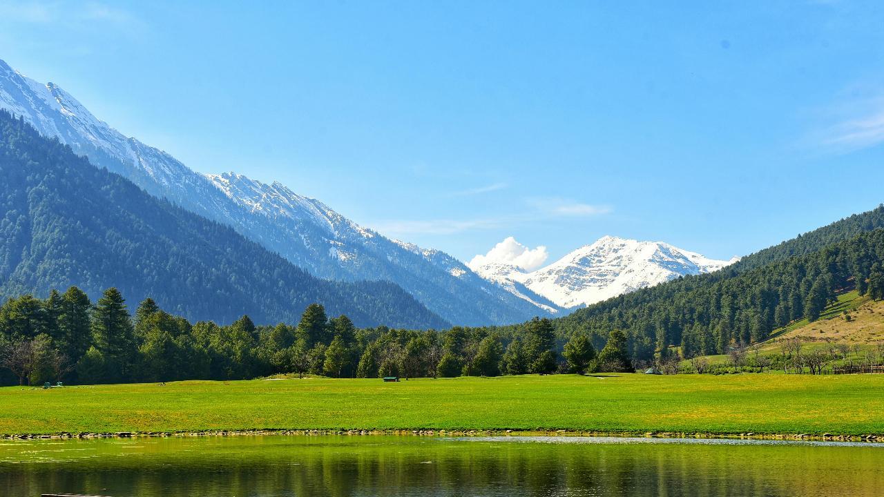 Pahalgam terror attack: Tourists leave Kashmir, cancel travel plans