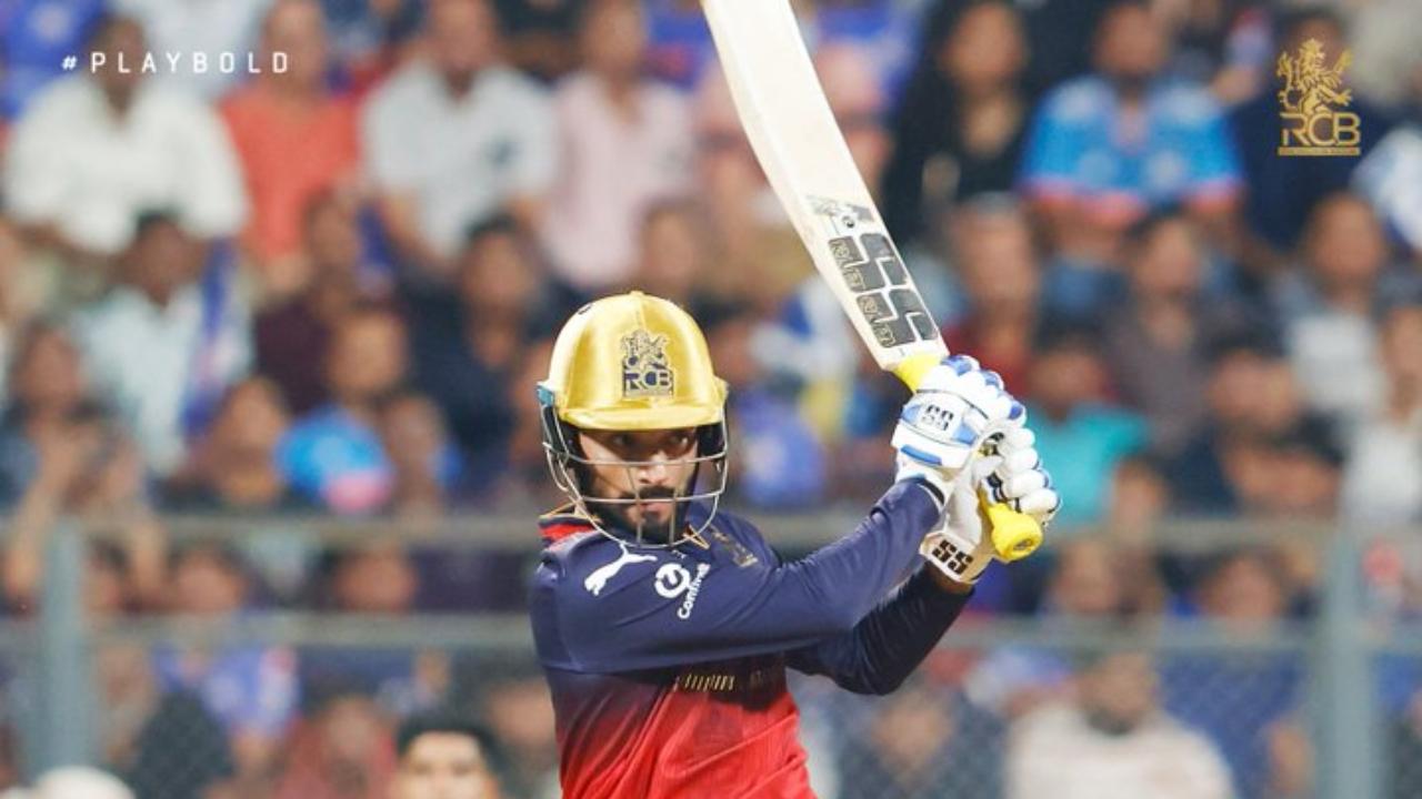 Patidar forges a captain's knock
After Kohli-Padikkal show, skipper Rajat Patidar took charge and played a glorious knock of 64 runs, including five fours and four sixes. The right-hander unleashed a powerful 'Pallu Scoop' shot in Mumbai team captain Hardik Pandya's over