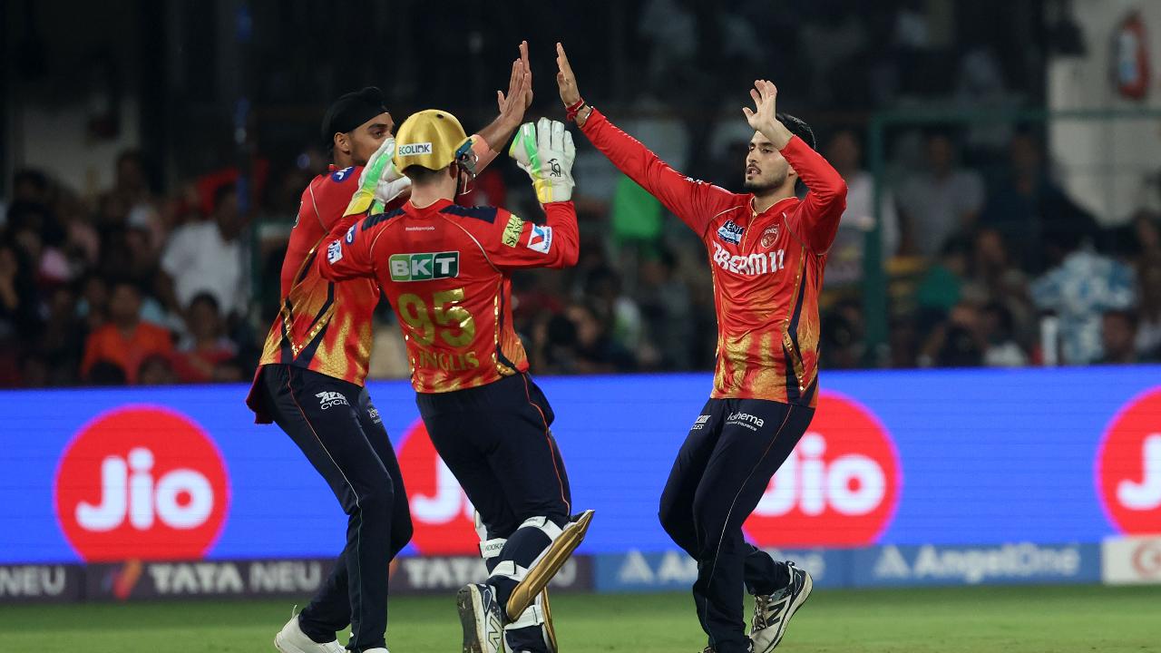 The powerplay, reduced to just four overs due to the revised format, saw RCB lose three crucial wickets. Phil Salt opened with a stylish boundary but fell in the very first over, attempting a wild slog off Arshdeep Singh (2/23), only to find Josh Inglis behind the stumps ready for a clean take
