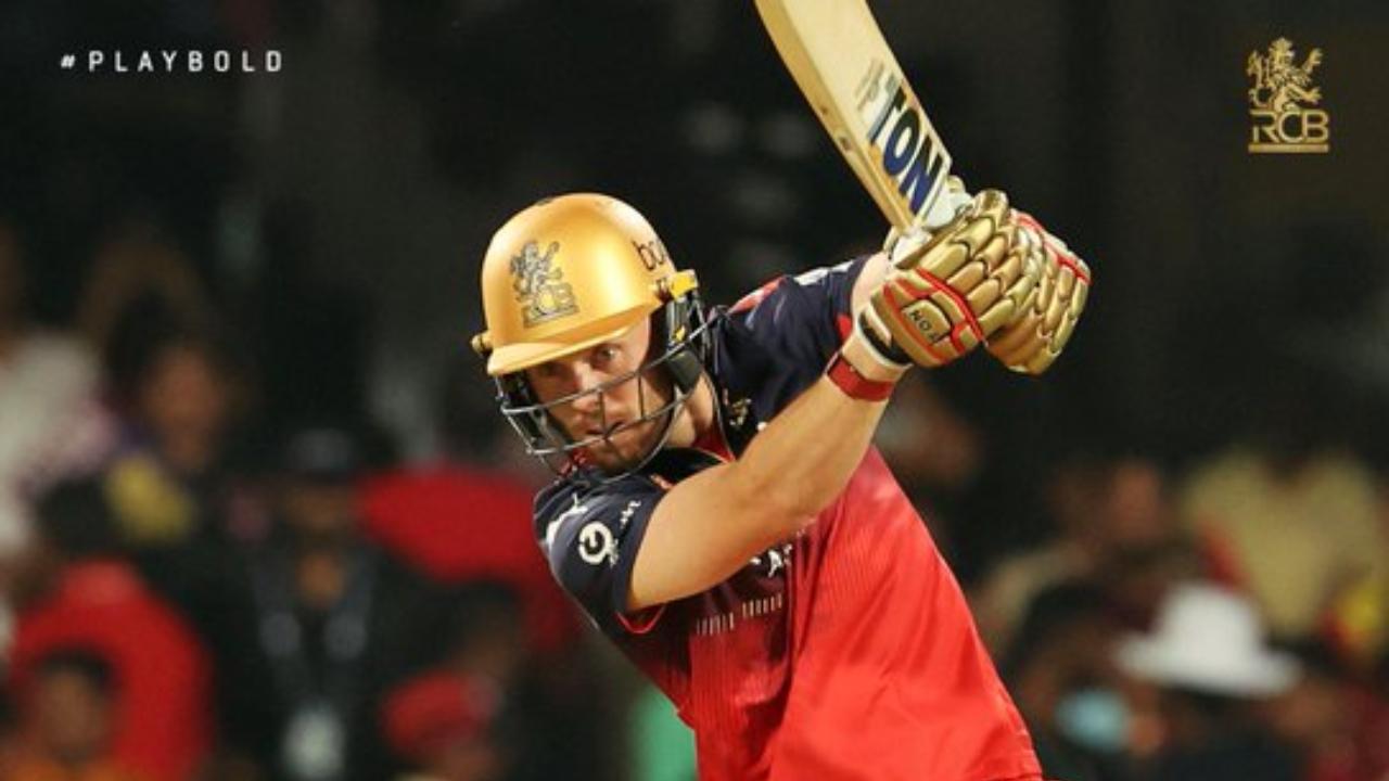 Opening the innings, Phil Salt delivered a strong start for the RCB. In just 17 deliveries, the explosive right-hander smashed 37 runs, which was laced with four boundaries and three maximums