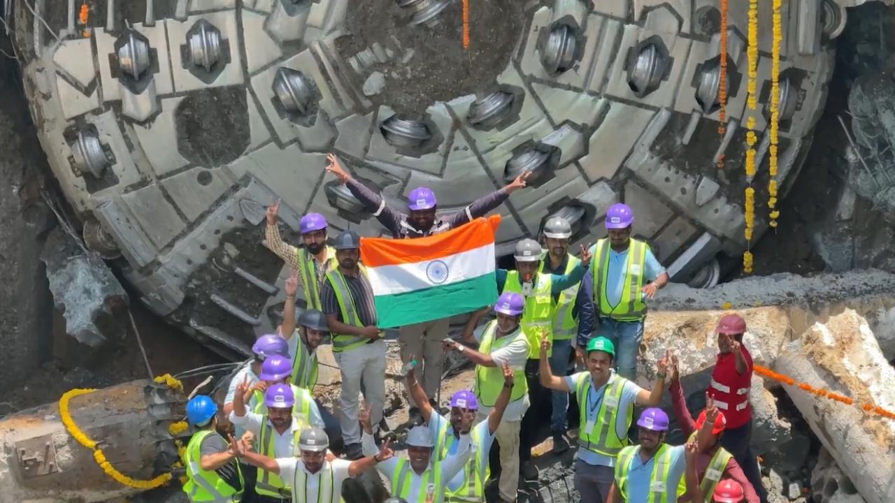 Joining him were MMRDA Metropolitan Commissioner Dr. Sanjay Mukherjee, Additional Commissioners Vikram Kumar (IAS) and Ashwin Mudgal (IAS), along with other senior dignitaries