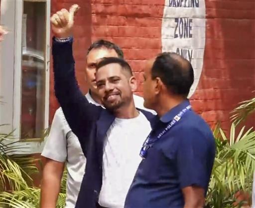 The case pertains to a land deal in Gurugram’s Shikohpur village, where a company linked to Vadra — Skylight Hospitality Pvt Ltd — purchased 3.5 acres from Onkareshwar Properties for Rs 7.5 crore. It is alleged that the land mutation was carried out unusually quickly, within hours of the purchase.