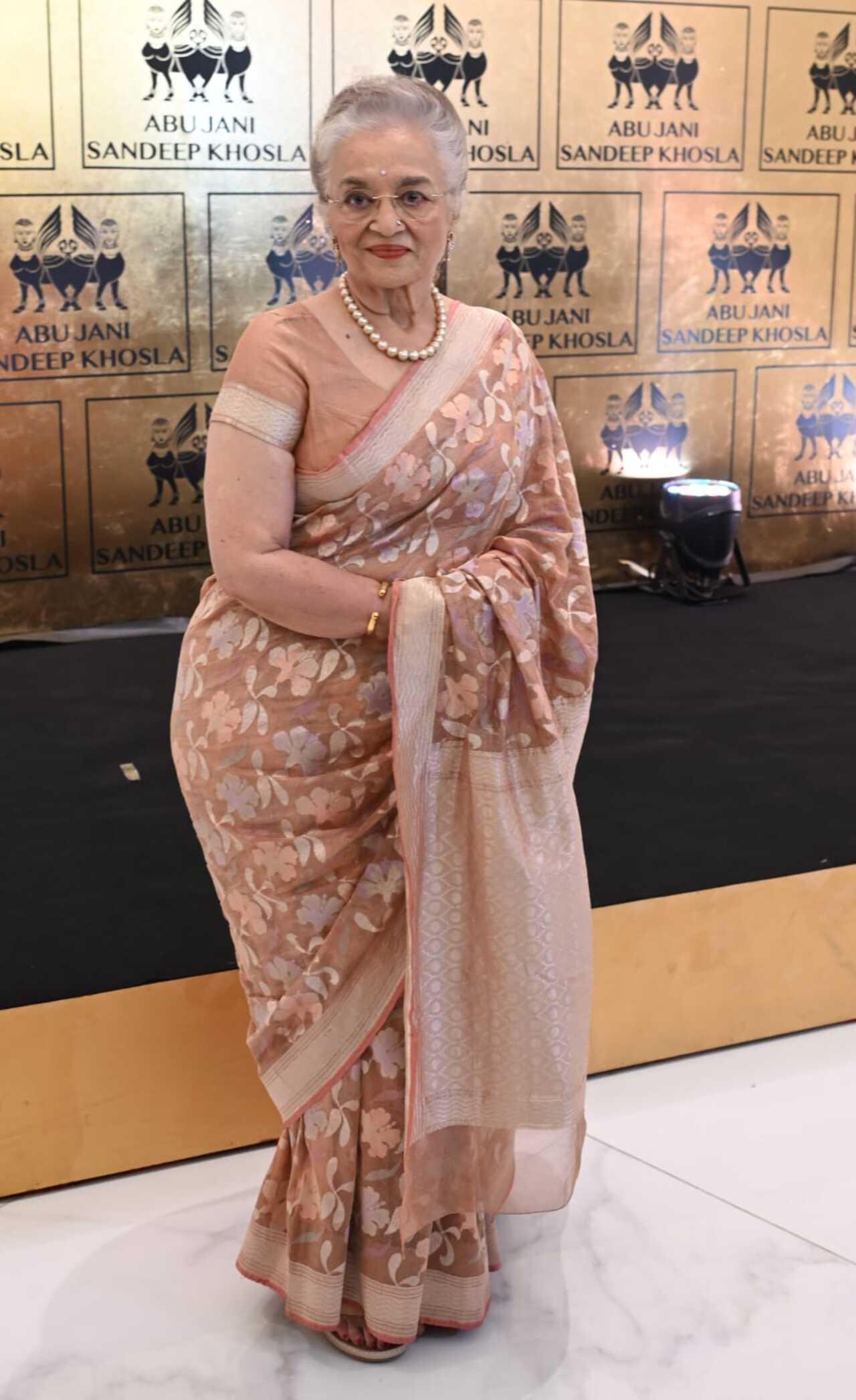 Asha Parekh looked graceful as ever in this pastel saree
