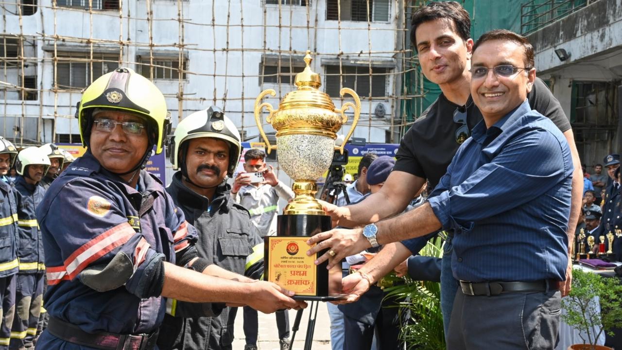 Bollywood actor Sonu Sood on Friday attended the annual fire drill competition of fire-fighters in Mumbai, an event organised by the Brihanmumbai Municipal Corporation (BMC), the officials said