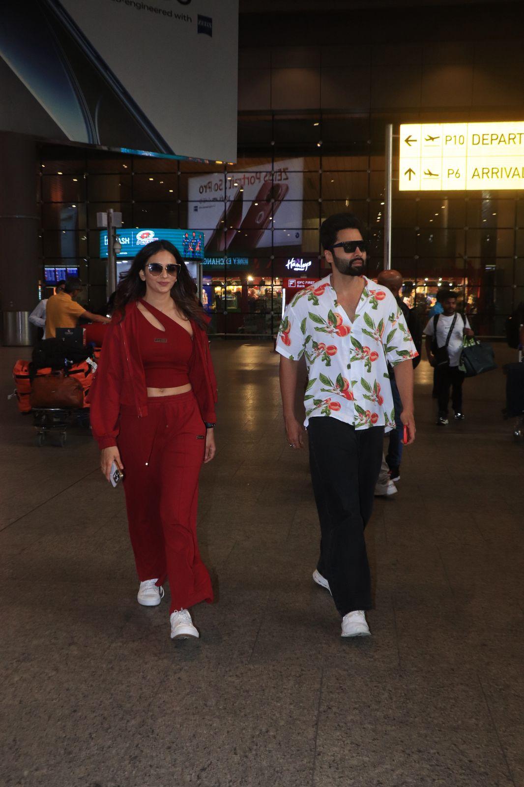 Rakul Preet Singh and Jackky Bhagnani were snapped at the Mumbai airport arrival gate