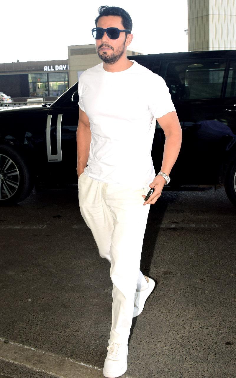 Randeep Hooda looked smart in his casual white-on-white look
