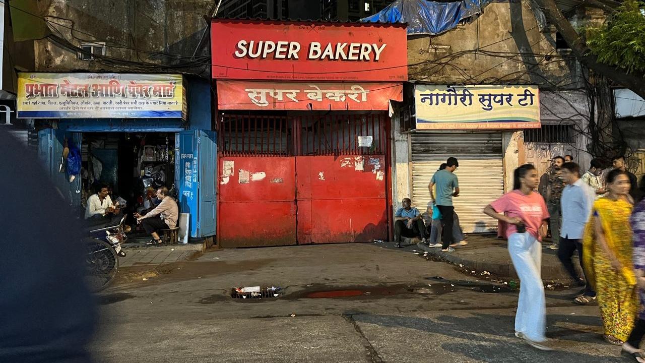 Four people sustained burn injuries in the incident they were identified as Jayesh Parab, 46, Zuber Siddique, 25, Javed Mohammad, 23 and Shahariyar, 36