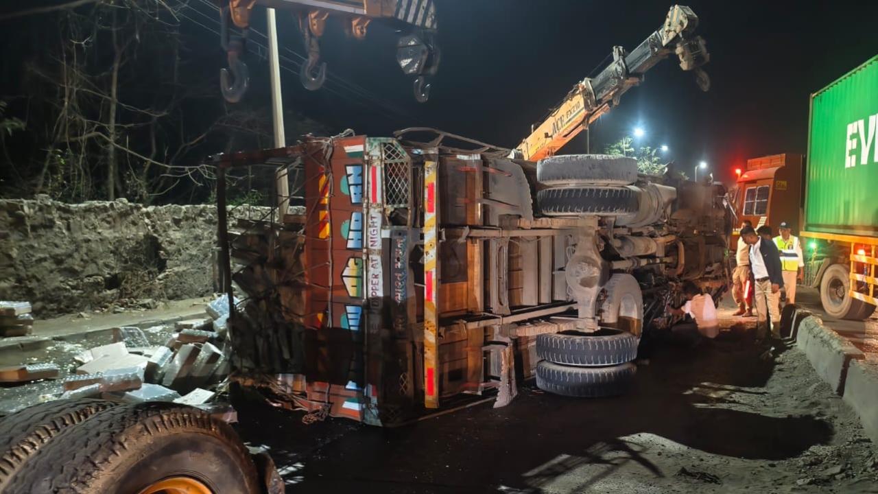 The truck was carrying empty glass bottles from Gujarat to Mumbai