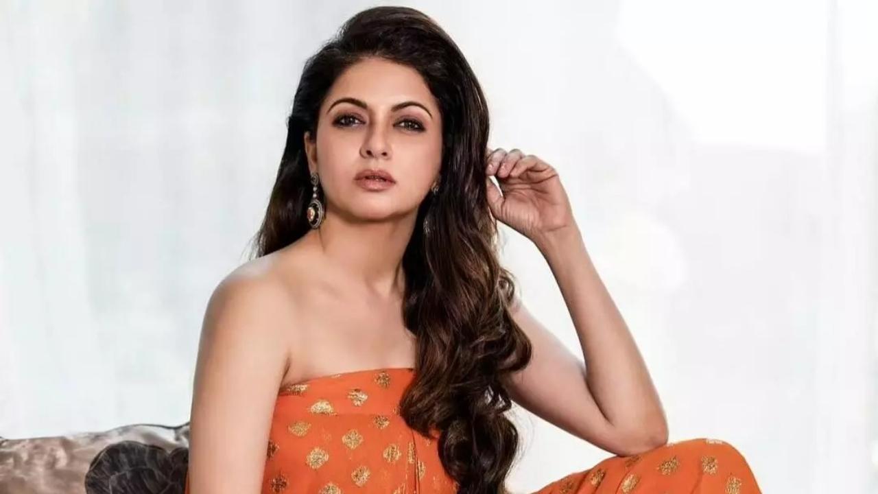 Bhagyashree shares exercise to reduce belly fat without getting up from your chair