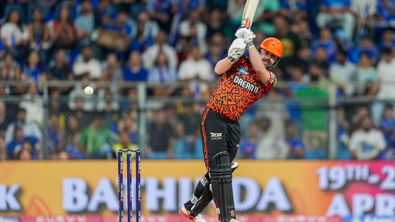 Will Jacks made an immediate impact with the ball, removing Ishan Kishan cheaply for just two. At the other end, Travis Head endured a scratchy stay, managing only 28 off 29 deliveries. Though he was caught off a no-ball, Head couldn’t make it count and eventually fell after failing to break free