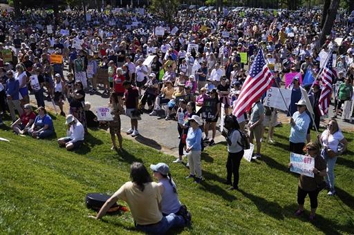 Critics argued that Trump’s administration values profit over people, accusing it of dismantling democratic structures. While protests raged nationwide, Trump spent the day golfing at his Jupiter club and returned to Mar-a-Lago by evening.