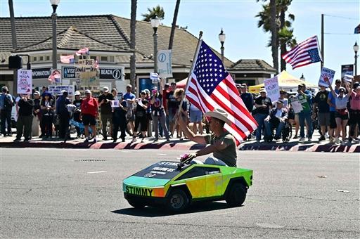 Over 1,200 “Hands Off!” protests were organised by more than 150 civil rights, labour and advocacy groups. Protesters accused Trump and DOGE director Elon Musk of orchestrating a “brazen power grab”.