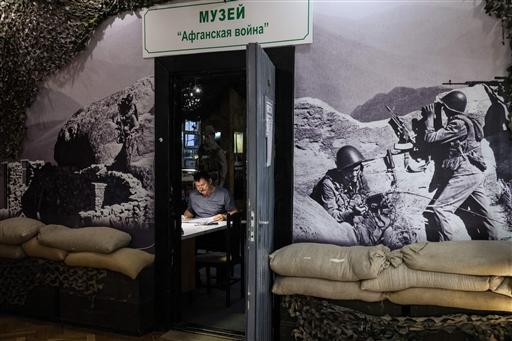 Women visitors take in the stories of Russia’s wartime past, the exhibits echoing the struggles of those still undergoing rehabilitation just rooms away. Exhibits showcase personal effects, battlefield artefacts and symbolic emblems, offering a curated narrative of service, sacrifice and survival.