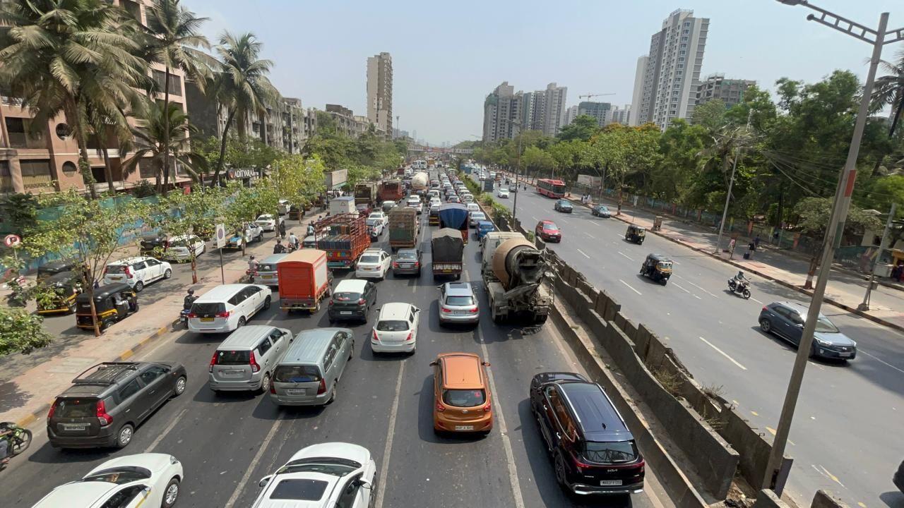 The situation highlights the growing pressure on Mumbai’s road infrastructure and the urgent need for improved traffic management and alternative transit solutions