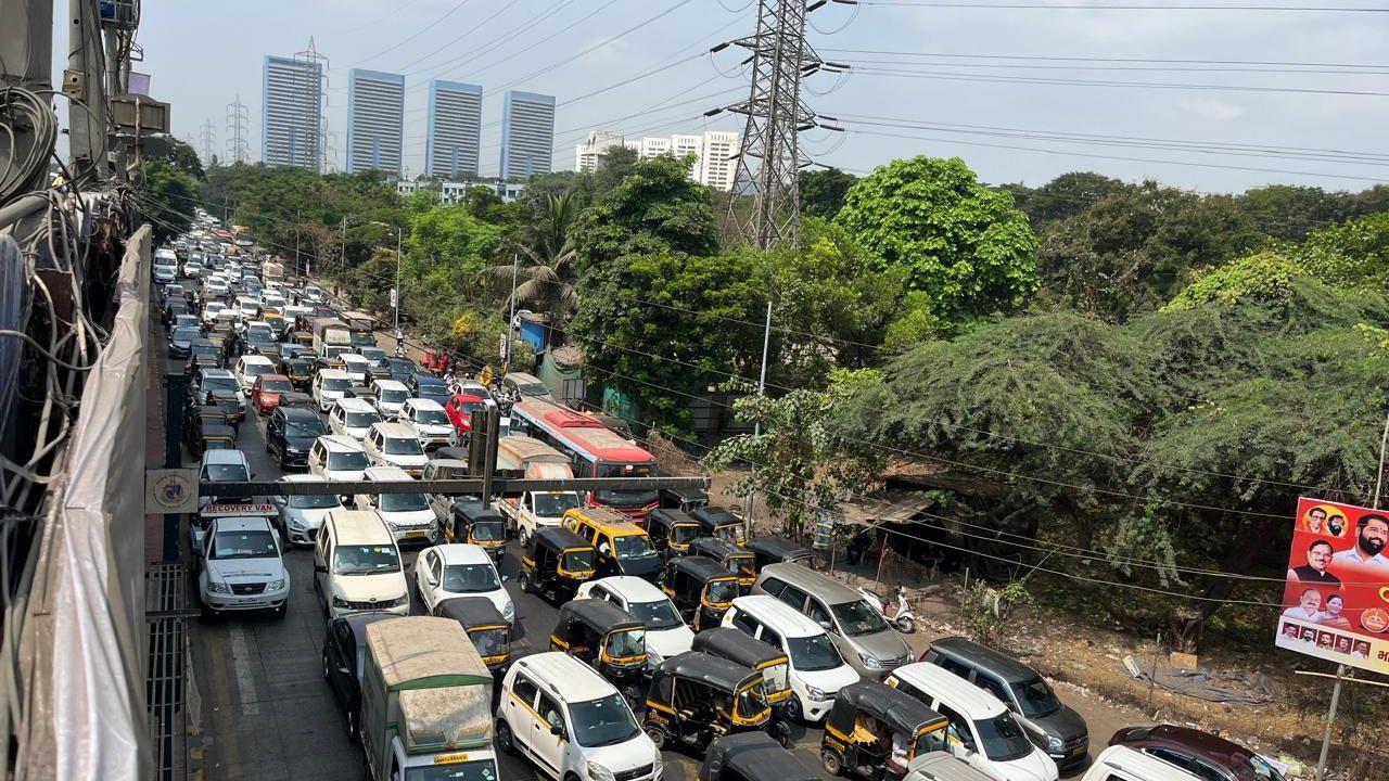Areas such as Vikhroli, Andheri, and Bandra often become choke points, with vehicles moving at a snail’s pace