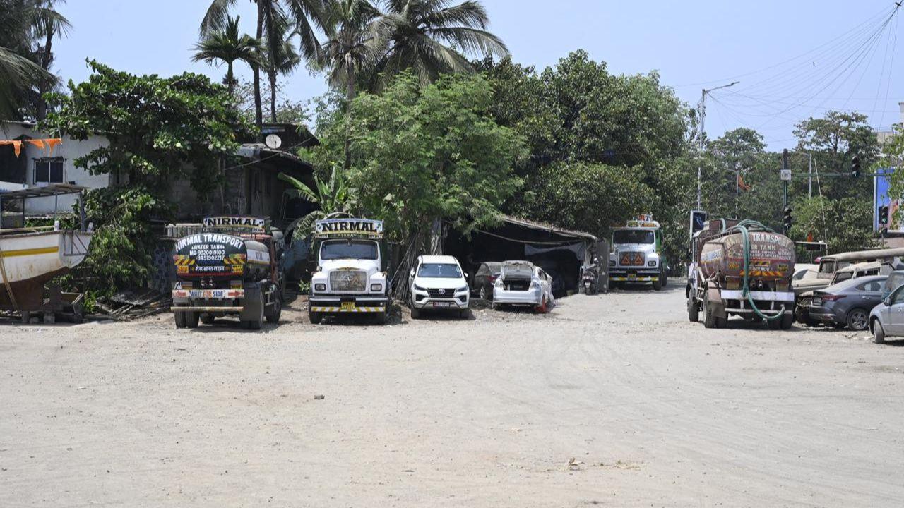 Mumbai’s water tanker services have been suspended indefinitely after the Mumbai Water Tanker Association protested civic notices served to private well owners. The BMC's new rules have made operations difficult, say operators, who demand urgent government intervention