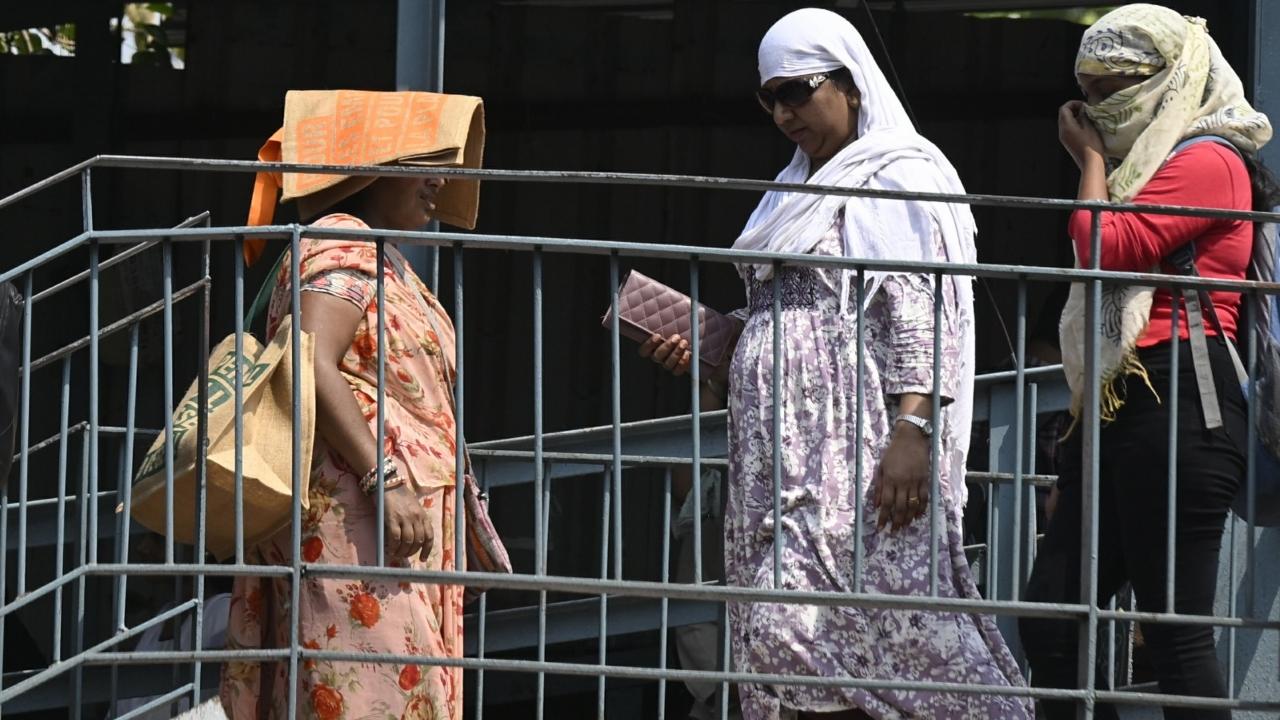 The weather department's data showed that the observatory in Colaba recorded a maximum temperature of 33 degrees Celsius and a minimum temperature of 26.4 degrees Celsius