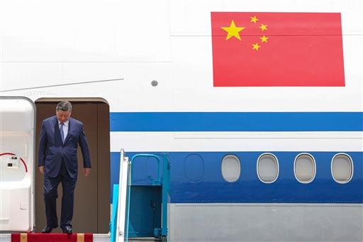 Since Xi became China’s president in 2013, this is his third visit to Vietnam, highlighting the growing importance of these diplomatic relations. The timing of Xi’s Southeast Asia tour is especially significant, coming at a moment when the US-China trade war remains unresolved, and China seeks to counterbalance the economic effects of Trump’s tariffs.