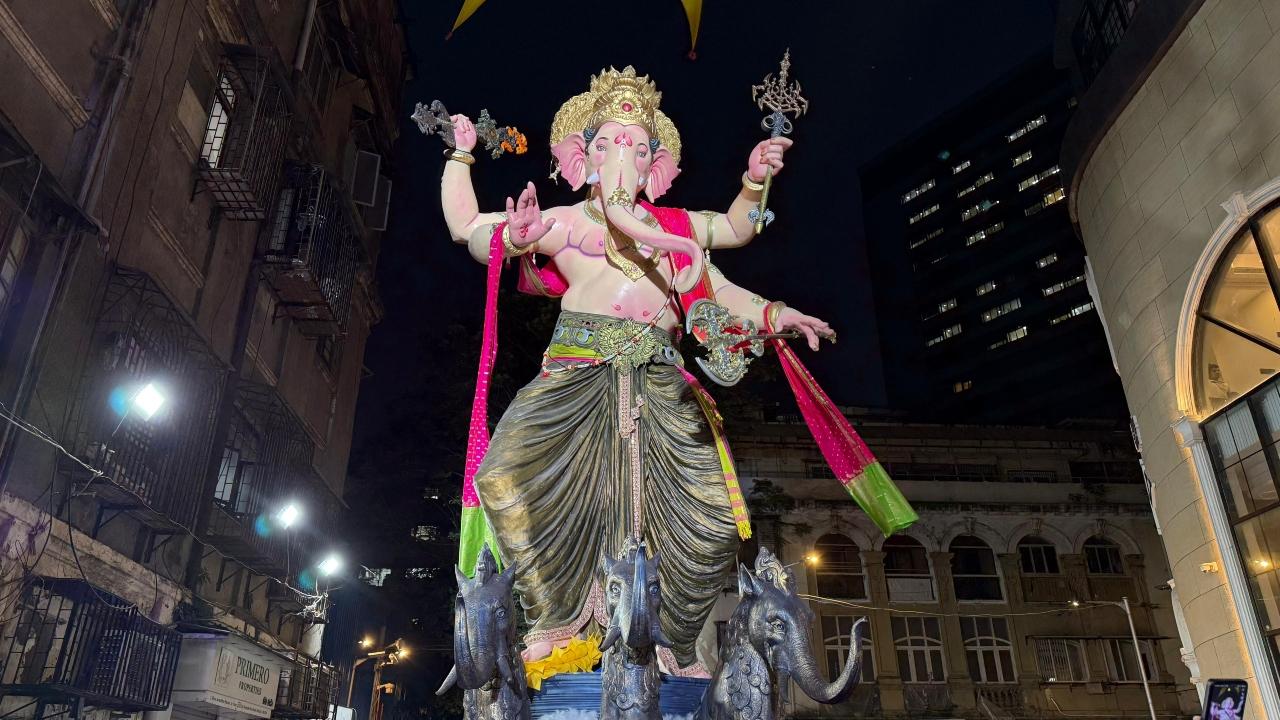Khetwadi 11th Galli welcomes 42-foot Swananda avatar of ‘Mumbaicha Maharaja’