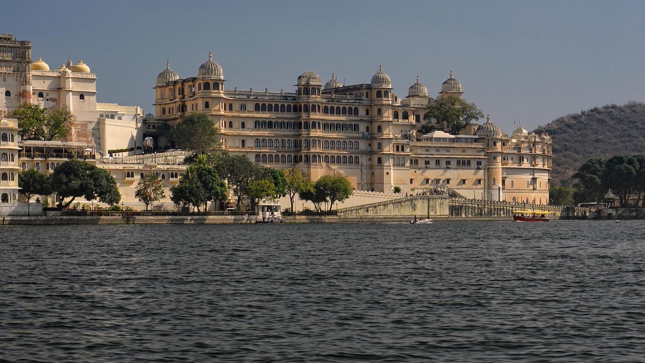 Udaipur, Rajasthan
A must-visit destination for history lovers, Udaipur is the perfect place to explore royal palaces and forts, beautiful lakes and historical temples. One can also explore the vibrant culture of Rajasthan through dance performances and other experiences. Inspired by ‘Yeh Jawaani Hai Deewani’, embark on an exploration of the city during the August 15 long weekend