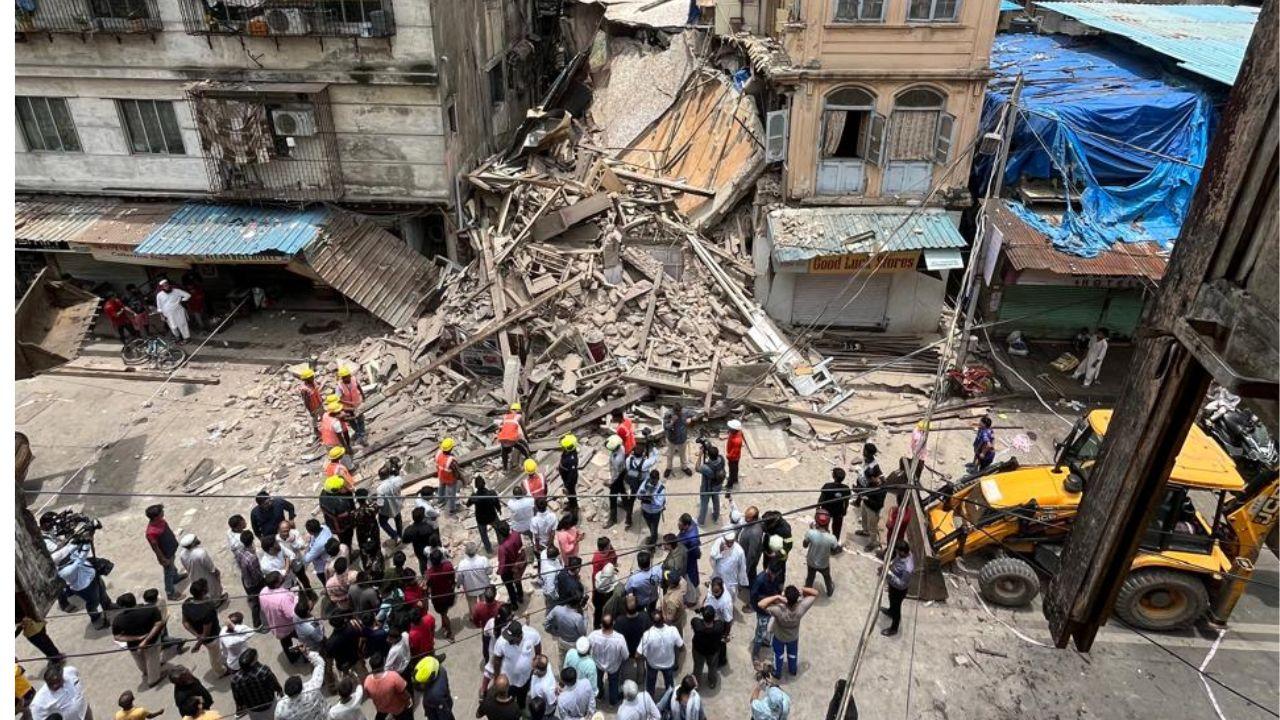 The incident was reported at 2:02 am on August 3, 2025. The structure is identified as the Madanpura Post Office Building. 