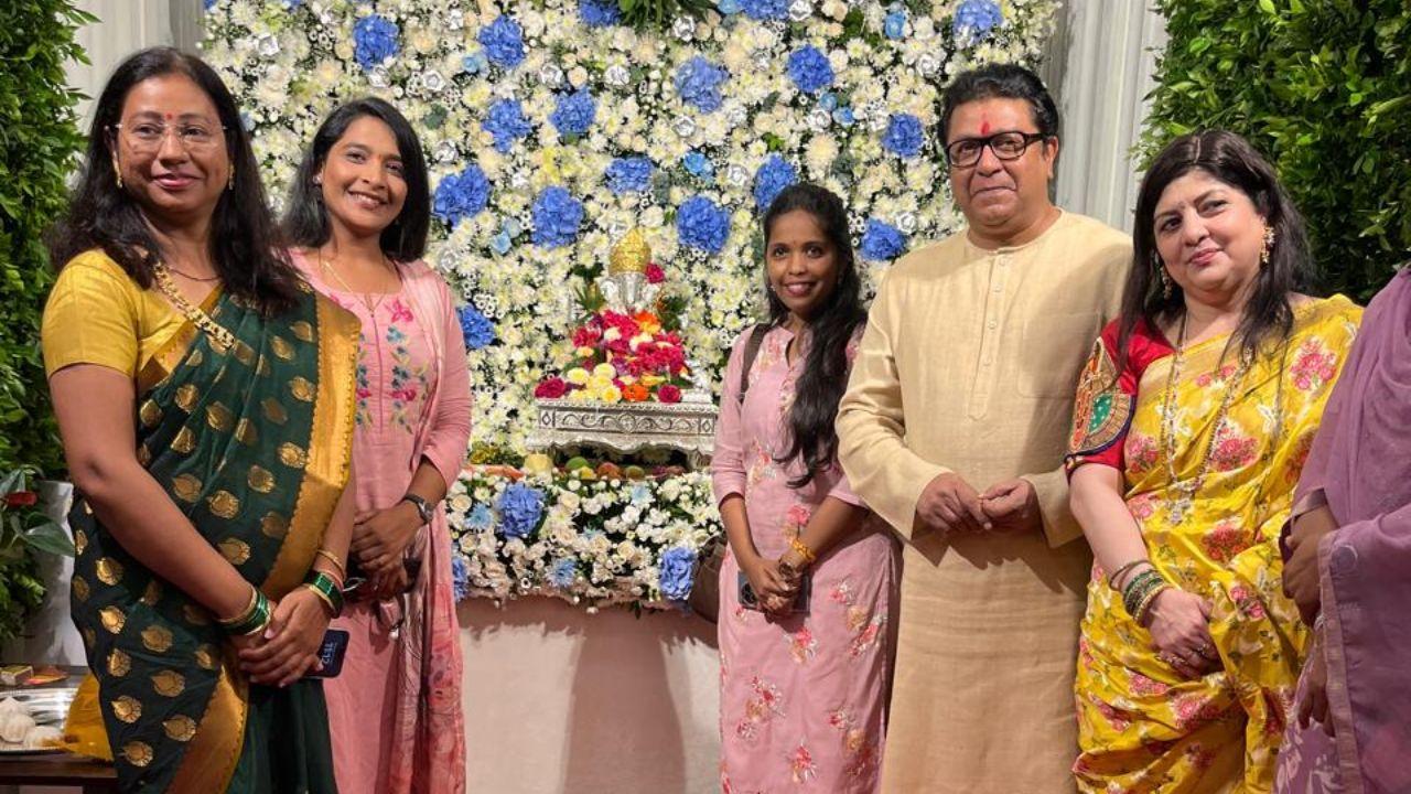 The Thackeray family performs Ganesh aarti surrounded by friends, famliy and supporters