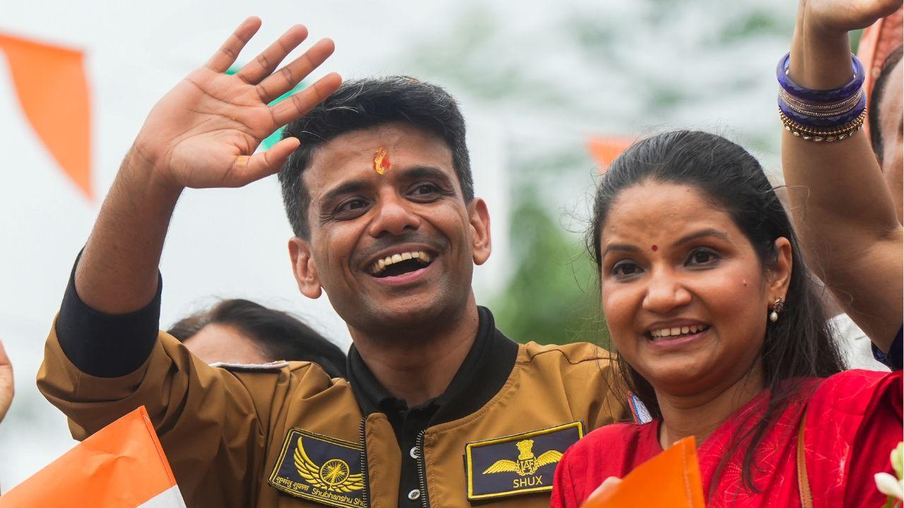 Group Captain Shubhanshu Shukla waves to the public during his road show in Lucknow.