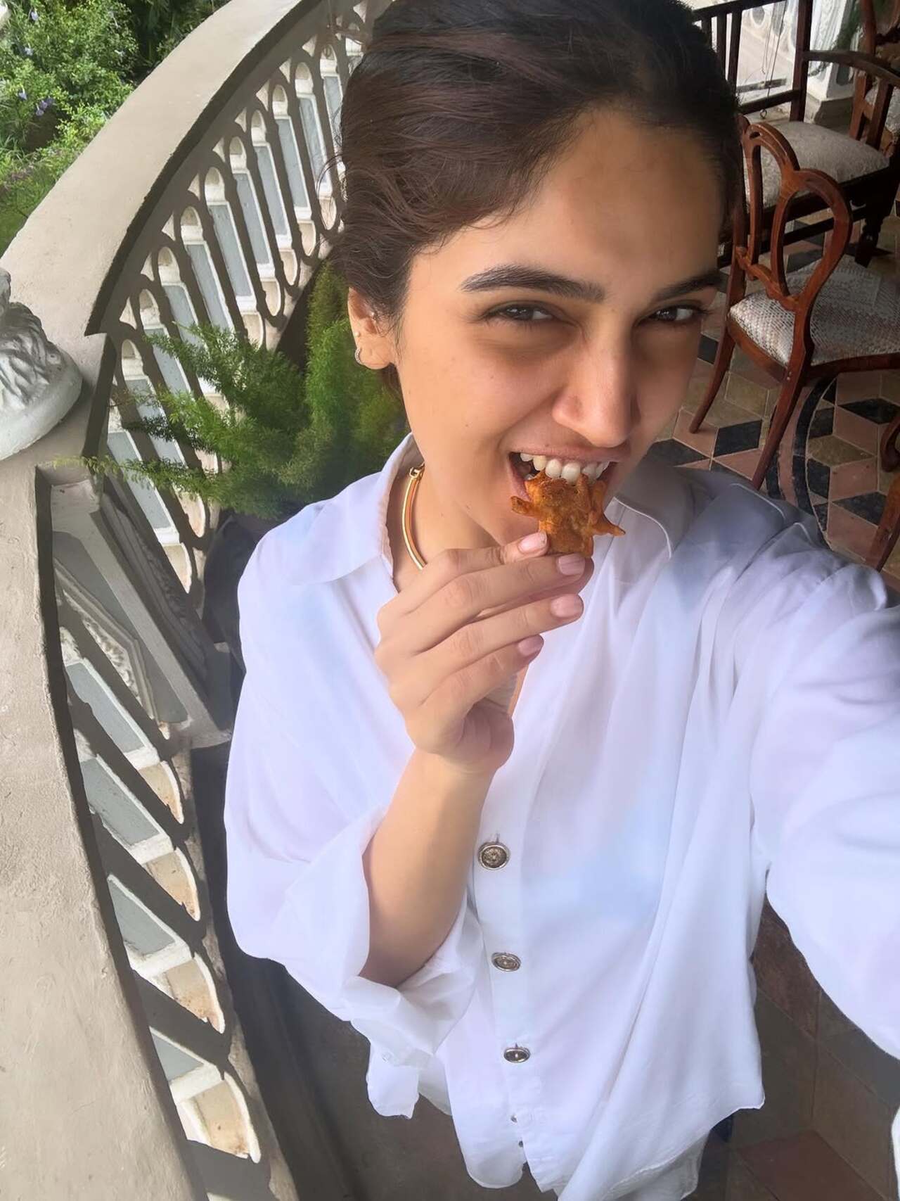 She also munched on an onion fritter in the next picture, indulging in a happy moment while enjoying the Indian snack.