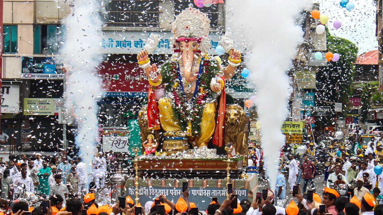 Solapur
Many devotees brought idols of Lord Ganesha home or to pandals on the morning of August 27, marking the beginning of festivities