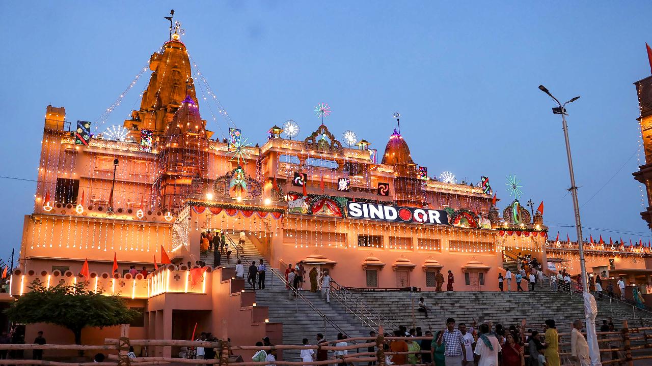 At the birthplace of Lord Krishna, the festivities began on the morning of August 15 with a grand procession from the temple, featuring 300-400 folk artistes performing along the route