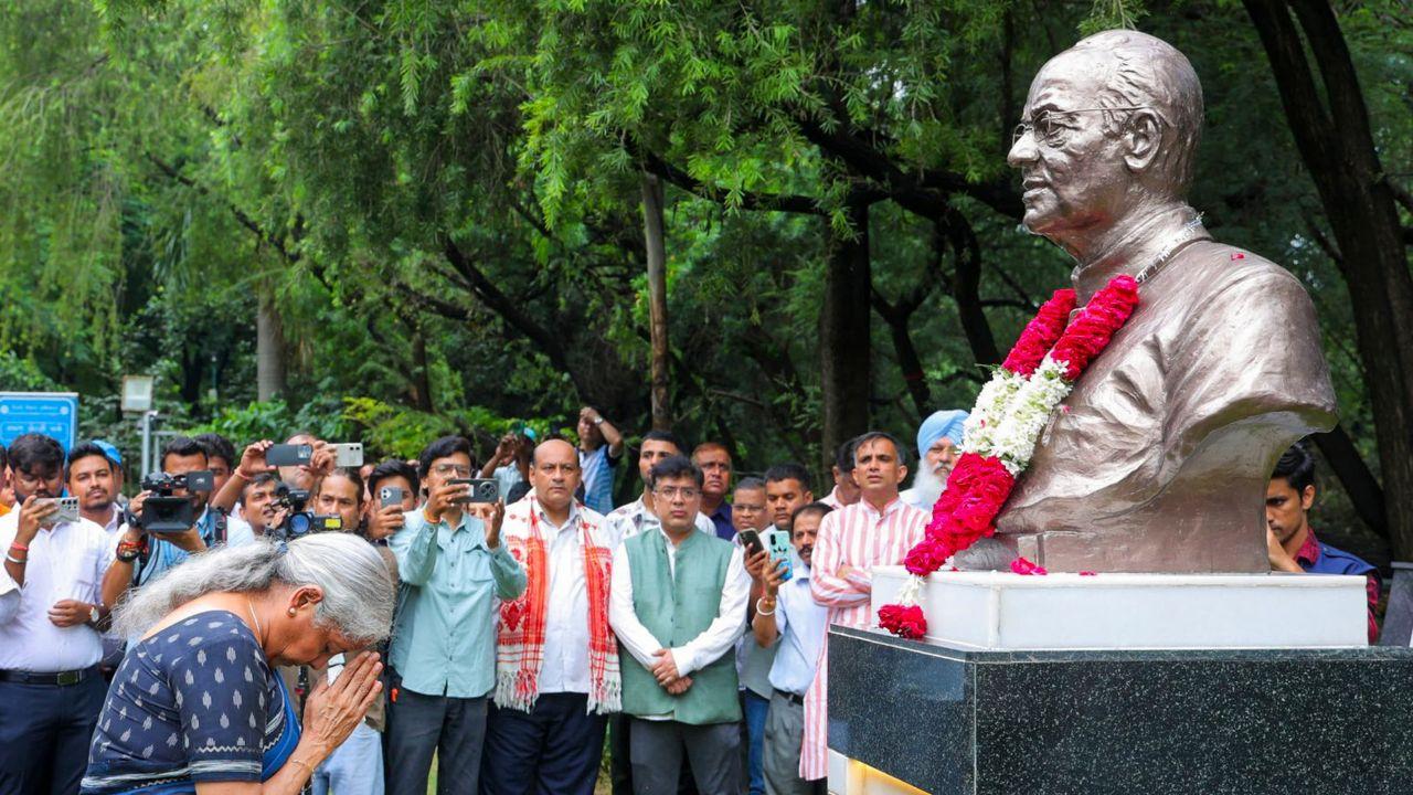 Nirmala Sitharaman, Dharmendra Pradhan and others pay tributes to former finance minister Arun Jaitley on his death anniversary