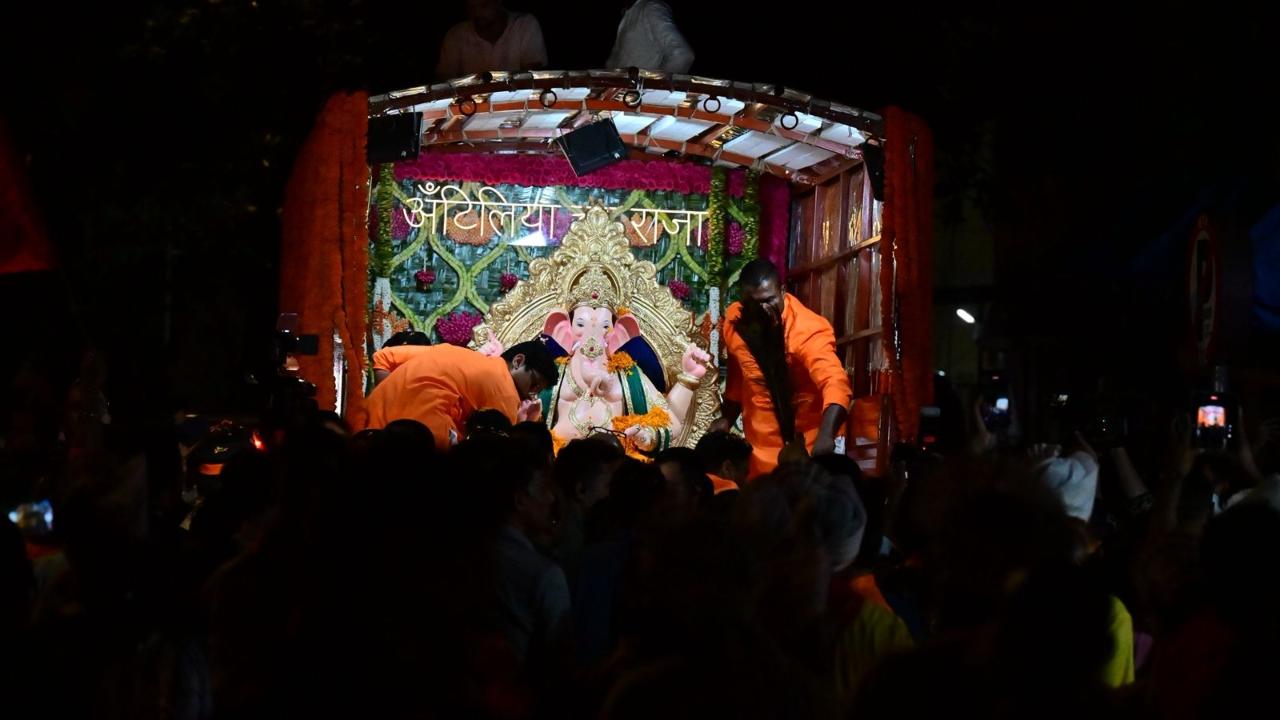 A tempo, beautifully decorated with vibrant flowers, was seen transporting the Lord Ganesh idol