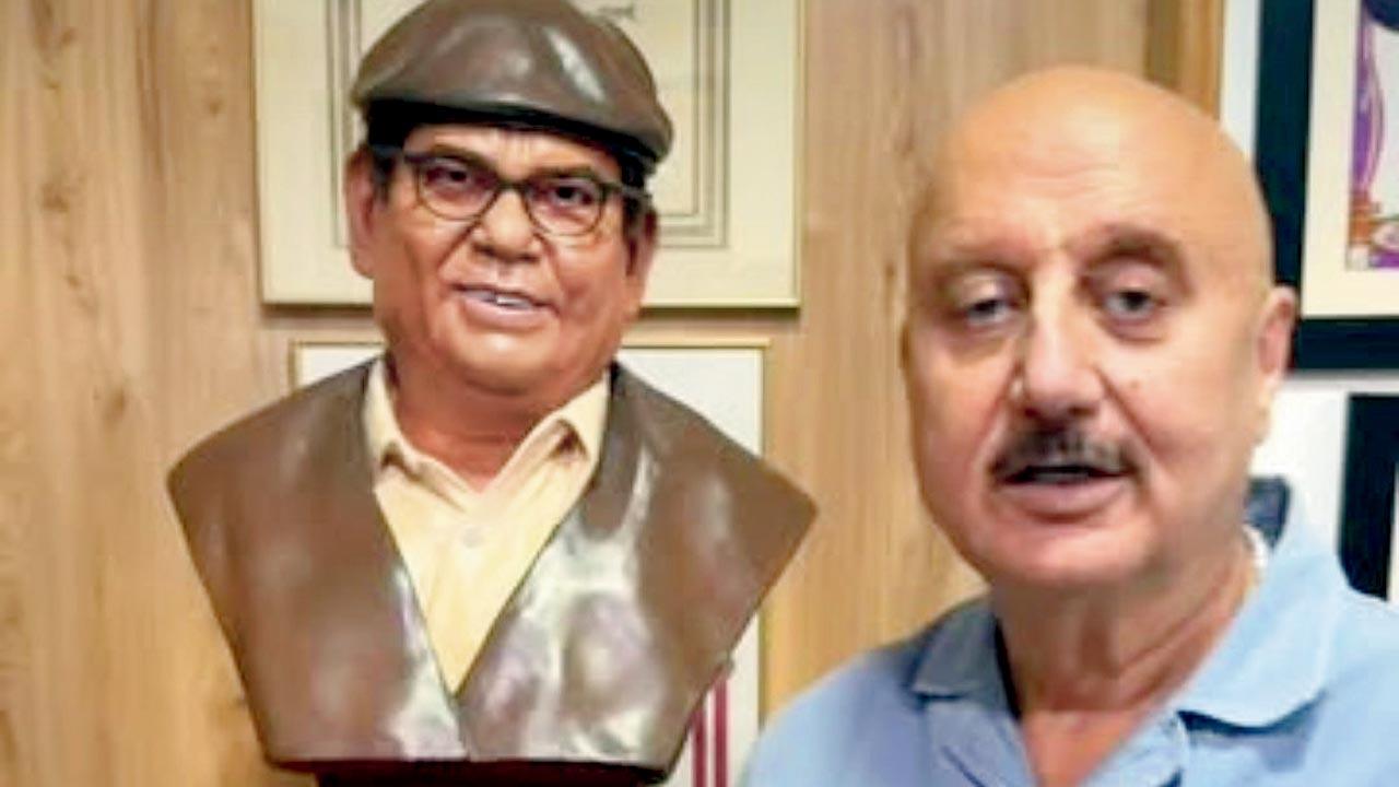 Anupam Kher (R) with the bust of late actor Satish Kaushik (L)