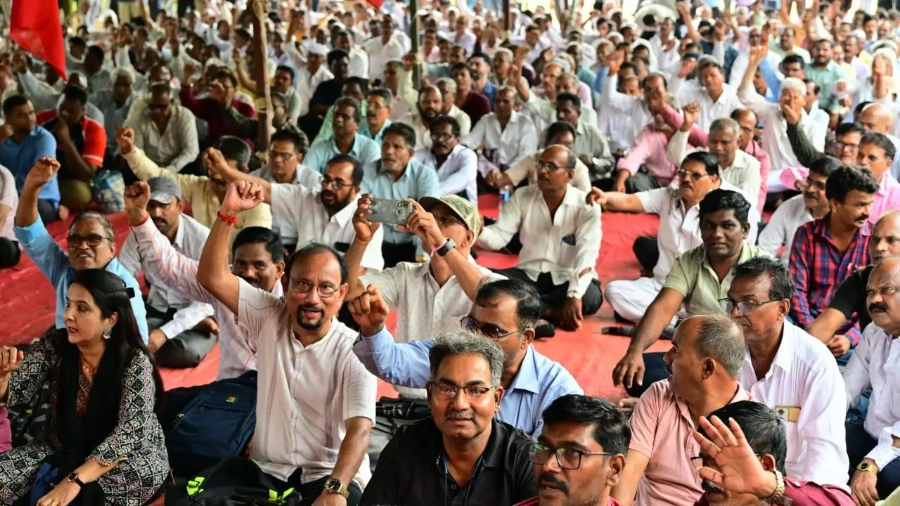 IN PHOTOS: Retired BEST workers protest in Mumbai
