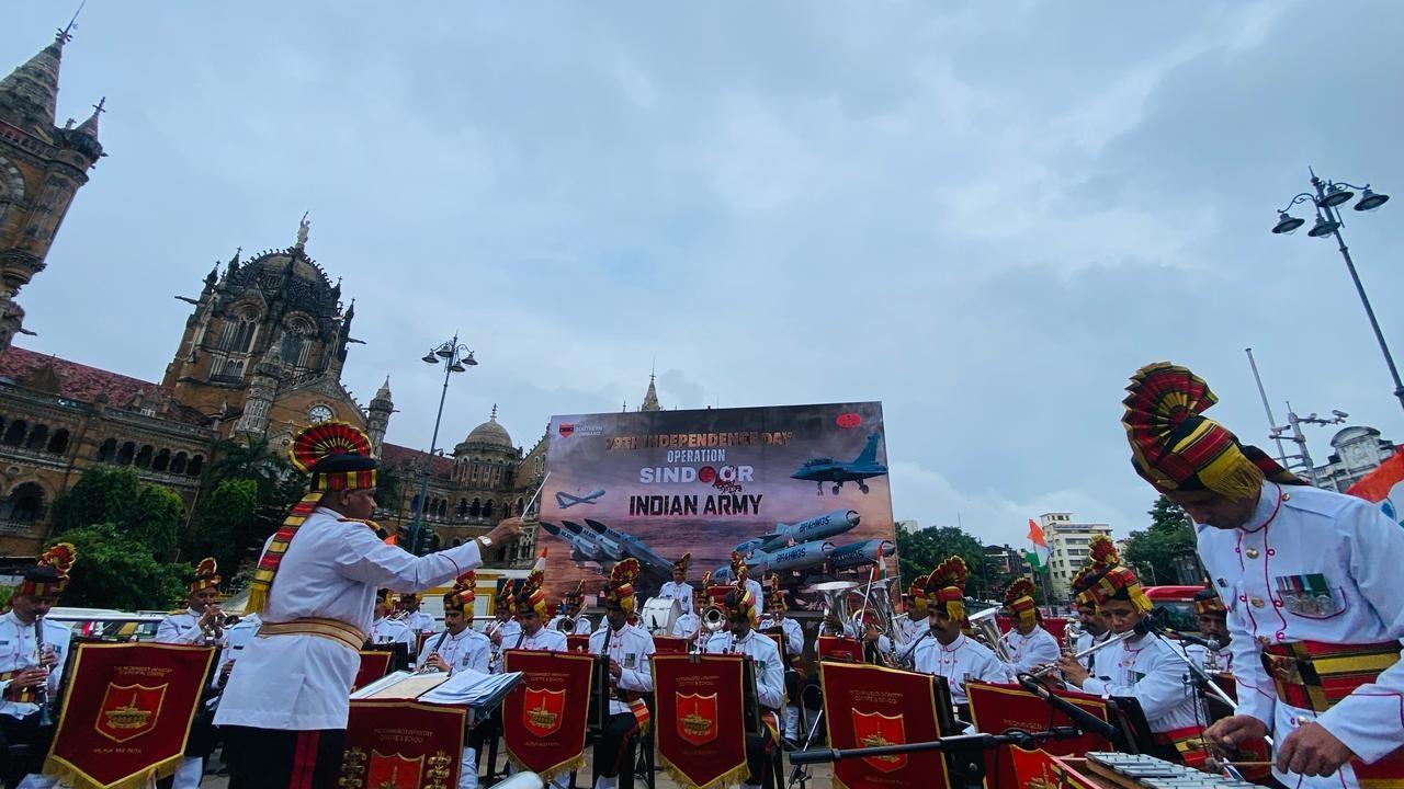 Indian Army Band mesmerises city with patriotic tunes at CSMT junction