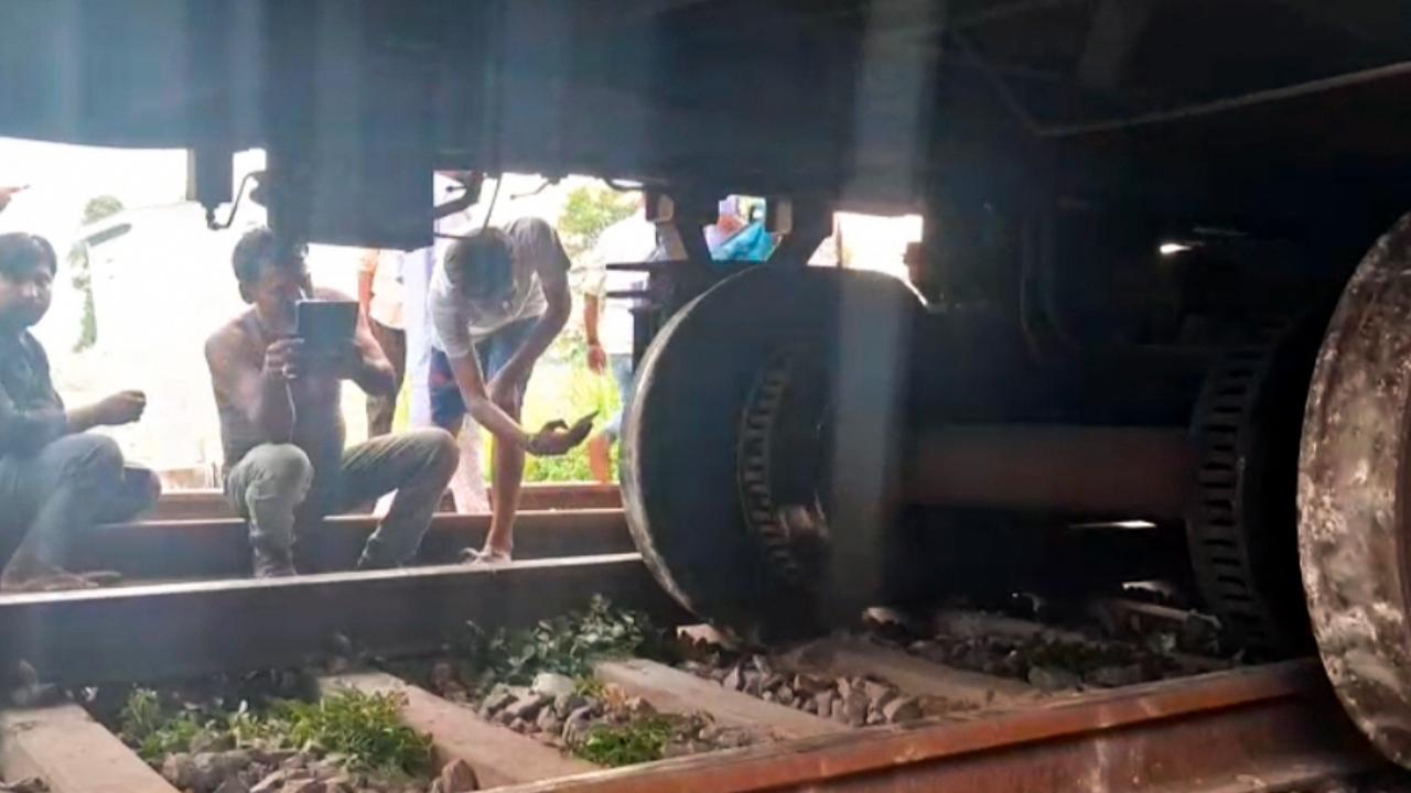 The officials said that the train's guard informed the Tundla control room, which further informed the area controller of Kanpur and others, after which an accident relief medical van and cranes were rushed to the spot