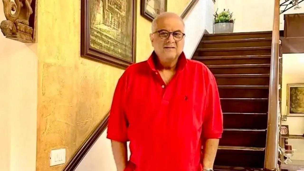 Janhvi Kapoor is stunned looking at dad Boney Kapoor rock in altered jeans
